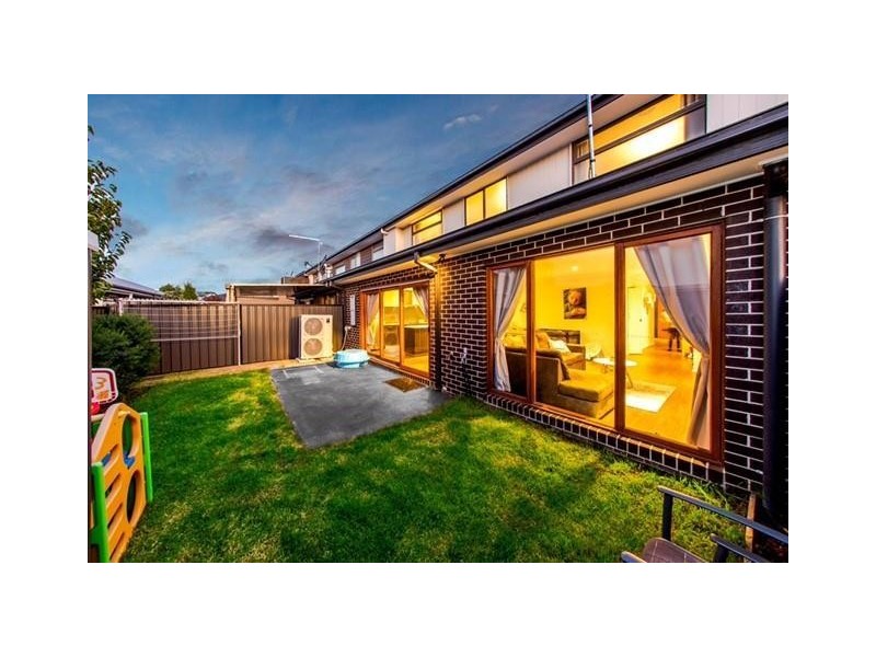 9 Fleuve Rise, Clyde North VIC 3978