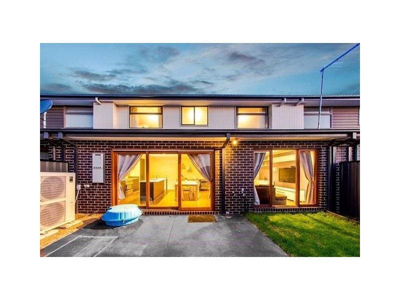 9 Fleuve Rise, Clyde North VIC 3978