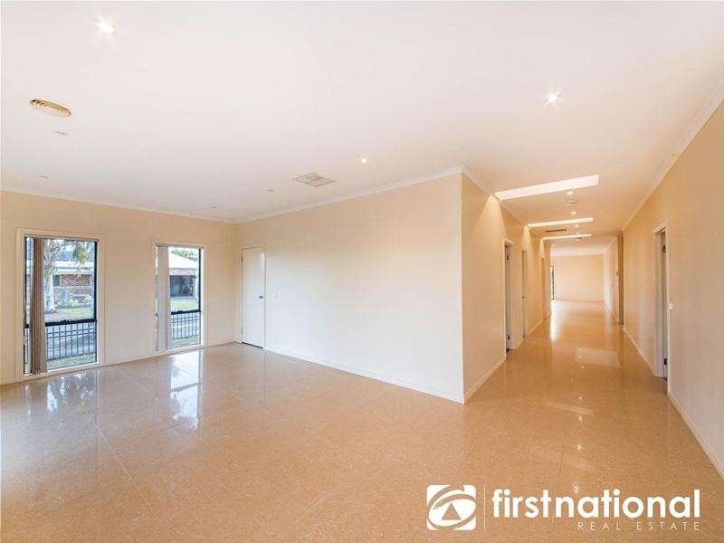 9 Colonial Way, Pakenham VIC 3810