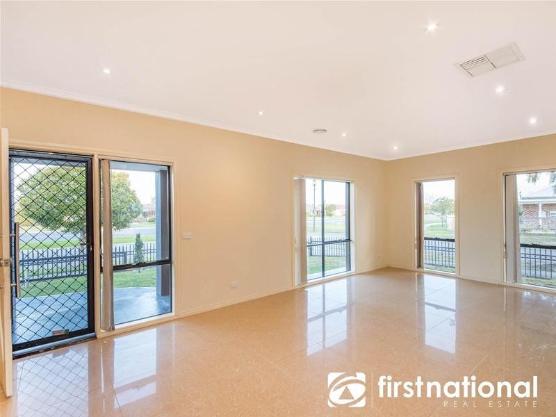 9 Colonial Way, Pakenham VIC 3810