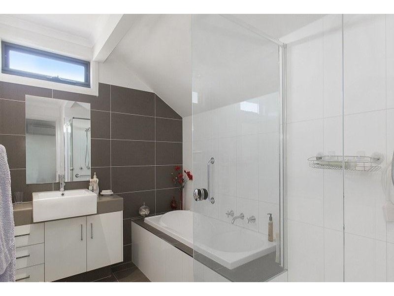 2/59 Lyall Road, Berwick VIC 3806