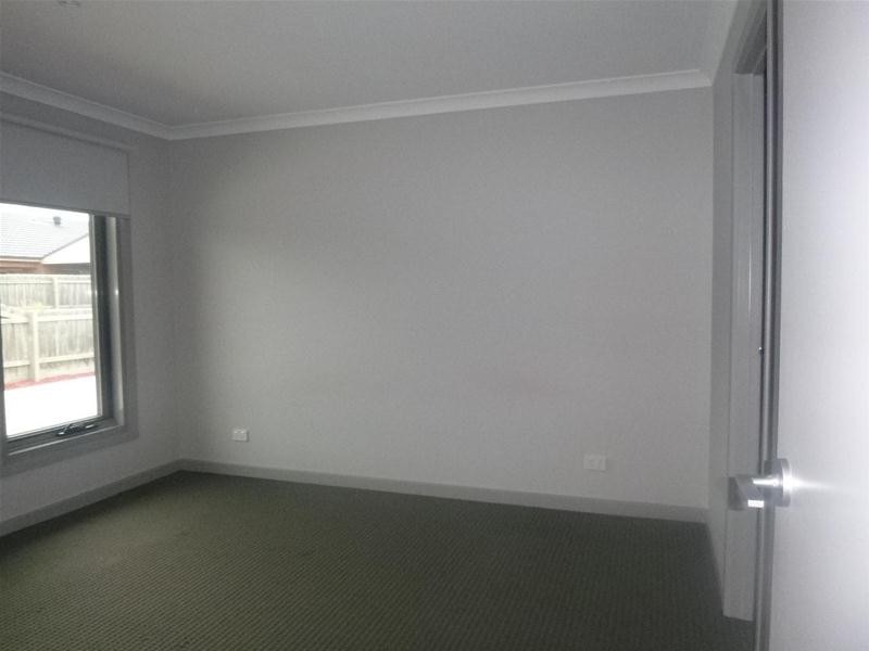 1/8 Pomegranate Way, Pakenham VIC 3810