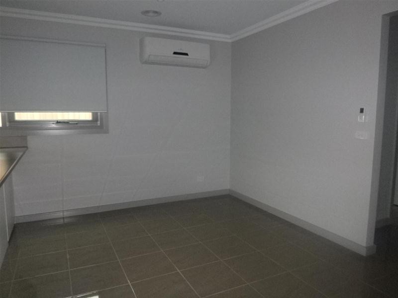 1/8 Pomegranate Way, Pakenham VIC 3810