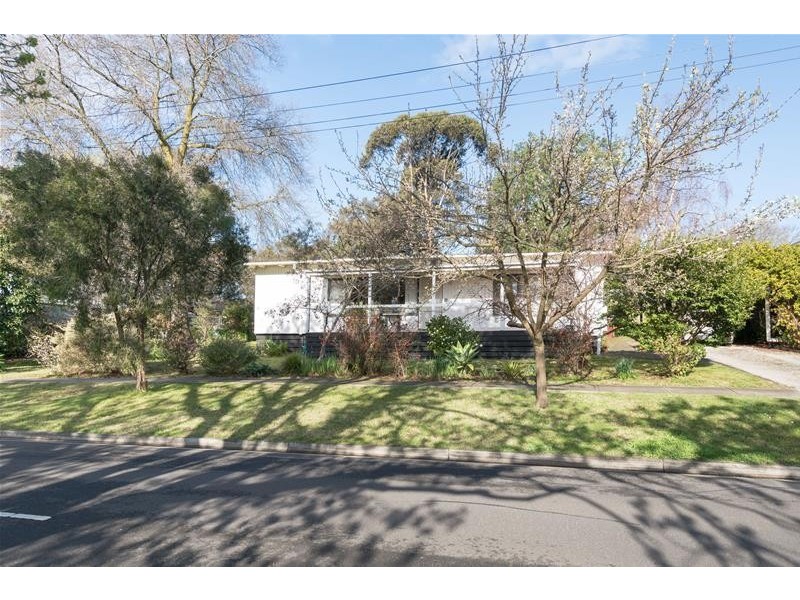 8 Rutland Road, Berwick VIC 3806