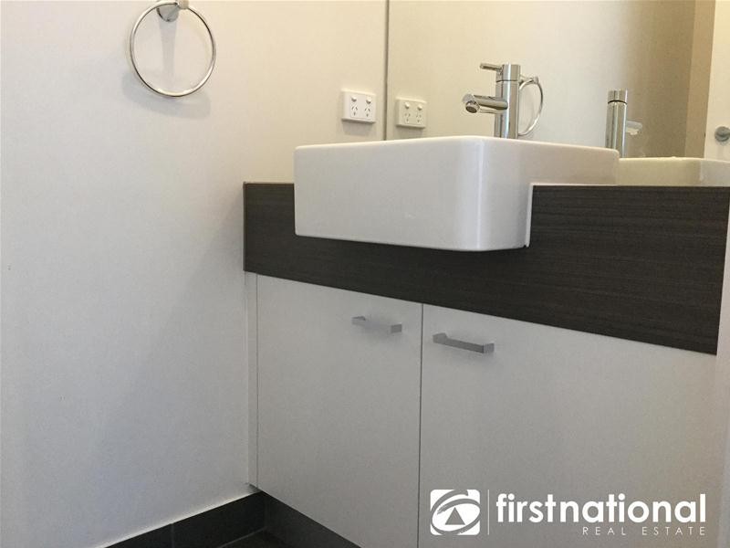 42/23 Atlantic Drive, Pakenham VIC 3810