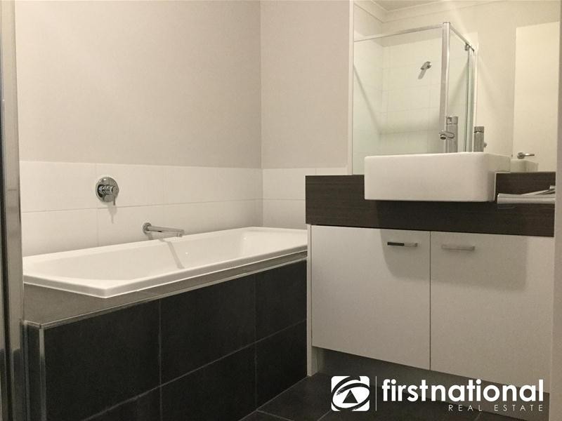 42/23 Atlantic Drive, Pakenham VIC 3810