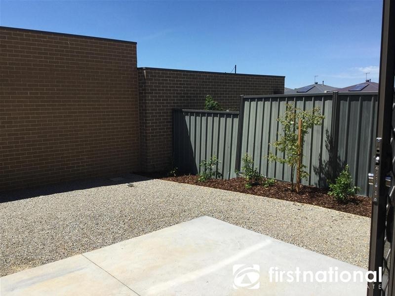 42/23 Atlantic Drive, Pakenham VIC 3810