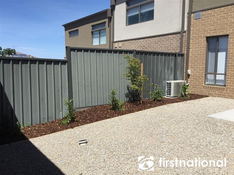 42/23 Atlantic Drive, Pakenham VIC 3810