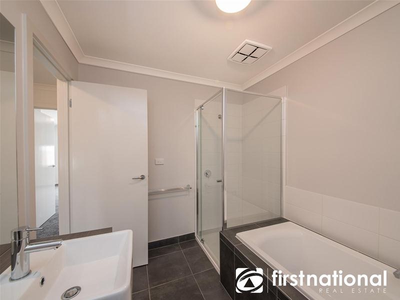 31/23 Atlantic Drive, Pakenham VIC 3810