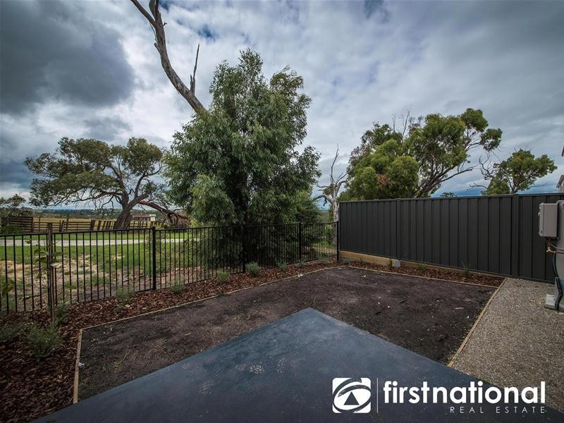 31/23 Atlantic Drive, Pakenham VIC 3810