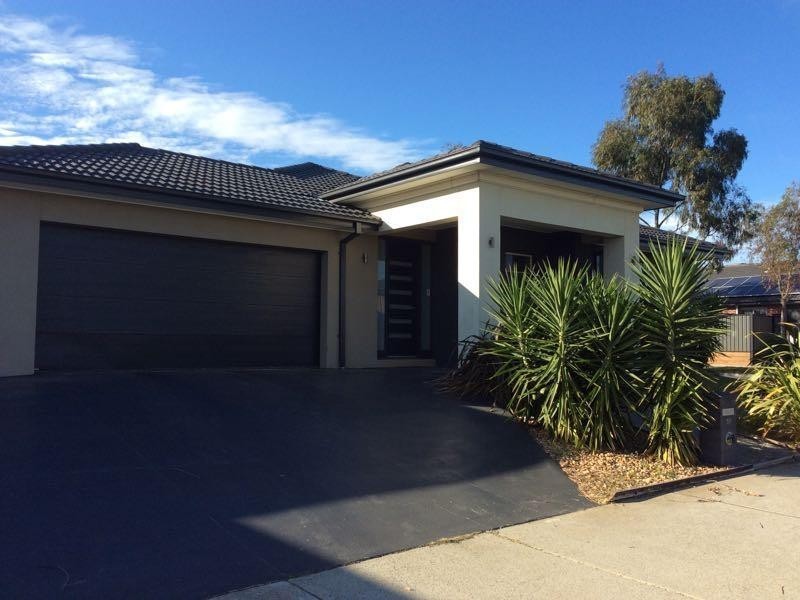 33 Selandra Boulevard, Clyde North VIC 3978