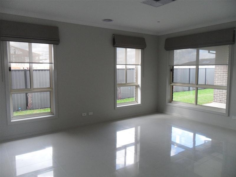 33 Selandra Boulevard, Clyde North VIC 3978