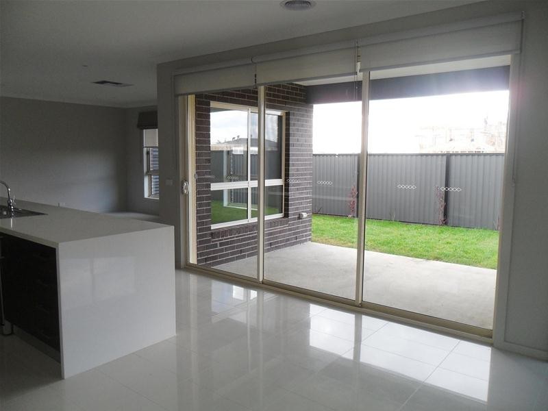 33 Selandra Boulevard, Clyde North VIC 3978