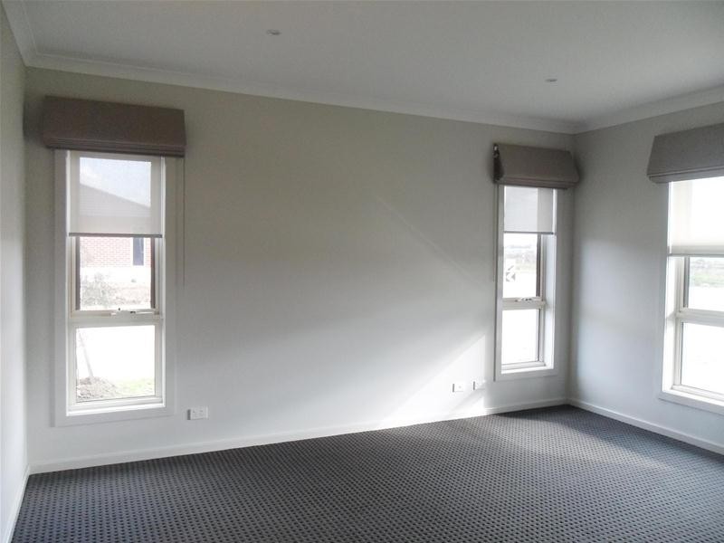 33 Selandra Boulevard, Clyde North VIC 3978