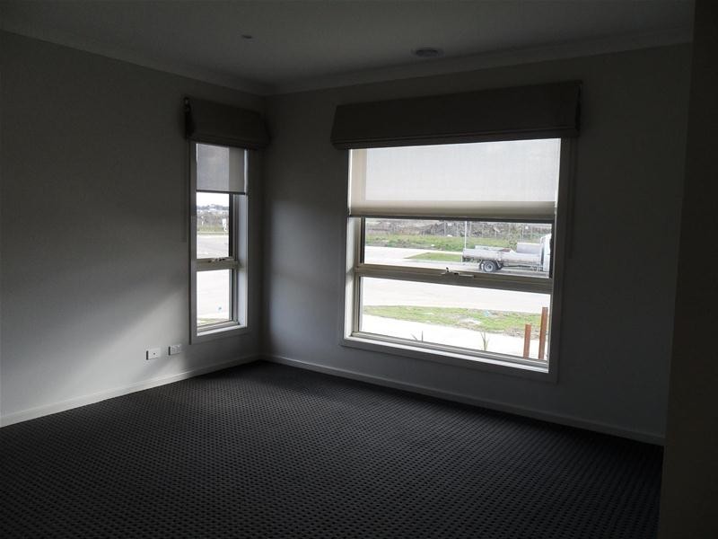 33 Selandra Boulevard, Clyde North VIC 3978