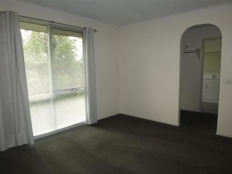 2/2-3 Camley Court, Berwick VIC 3806