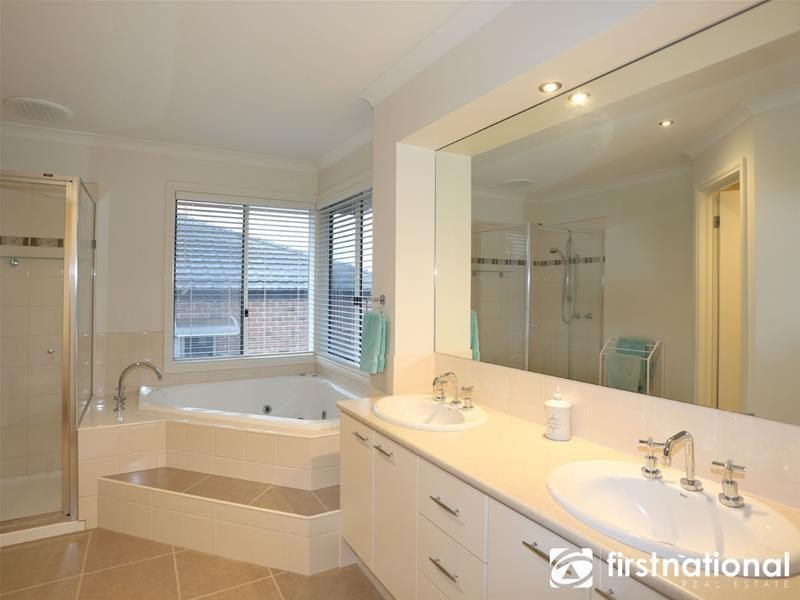 37  Cambridge Drive, Berwick VIC 3806