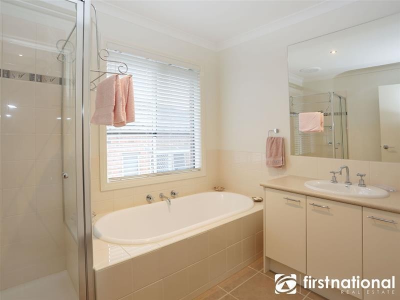 37  Cambridge Drive, Berwick VIC 3806