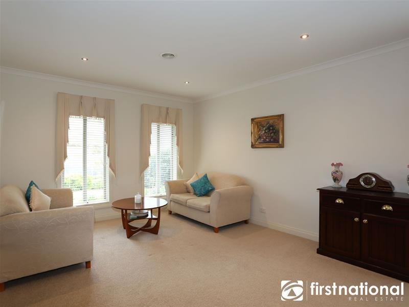 37  Cambridge Drive, Berwick VIC 3806