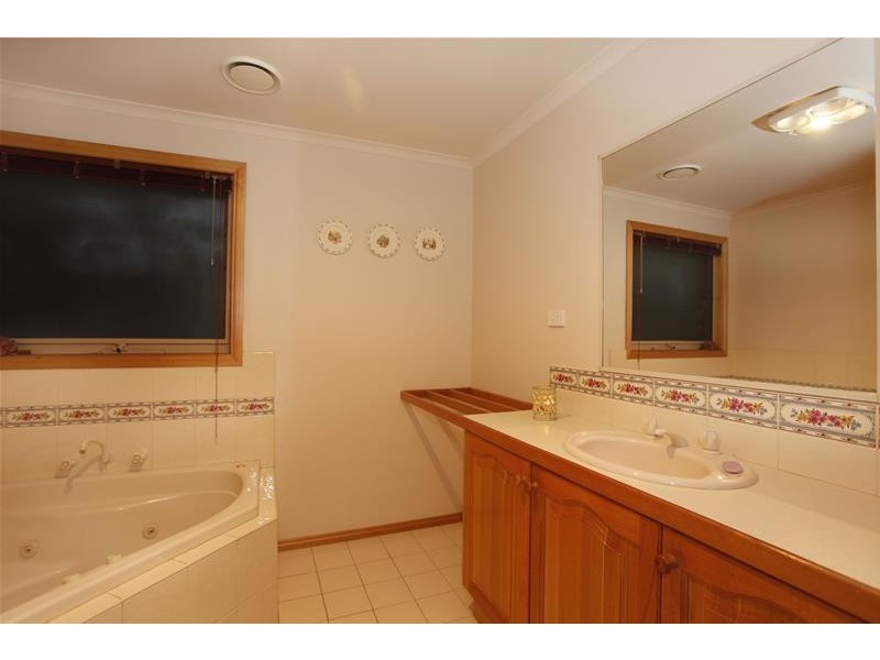 27 Melville Park Drive, Berwick VIC 3806