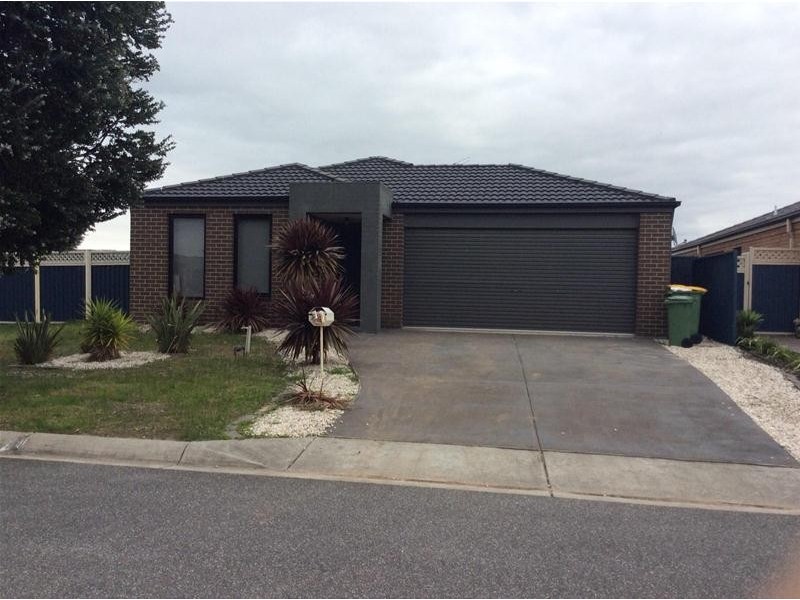8 Kingsdale Crescent, Pakenham VIC 3810