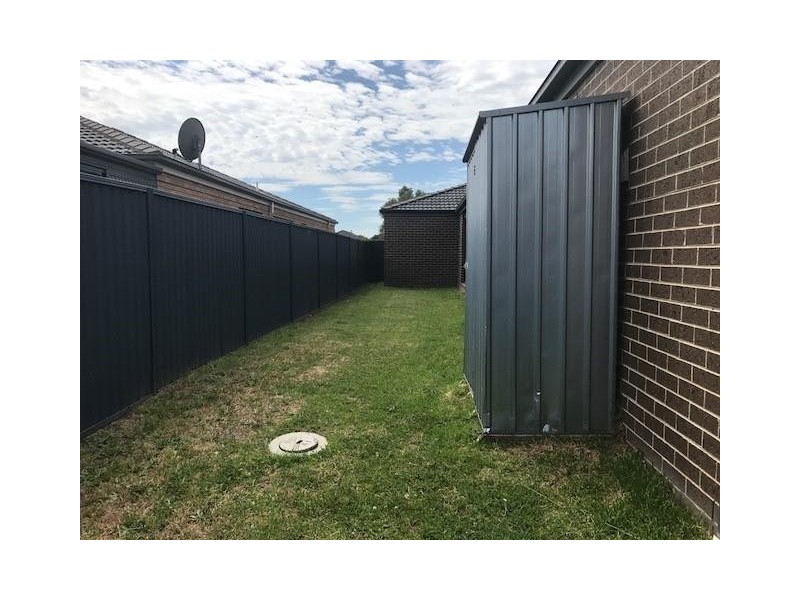 8 Kingsdale Crescent, Pakenham VIC 3810