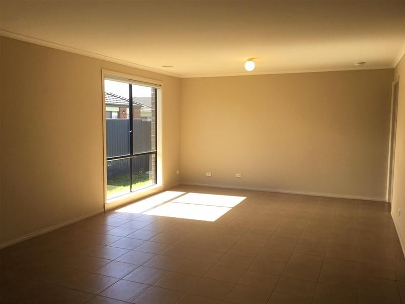 8 Kingsdale Crescent, Pakenham VIC 3810