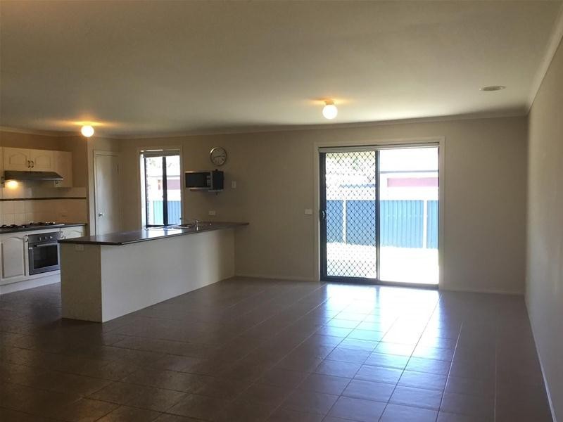 8 Kingsdale Crescent, Pakenham VIC 3810