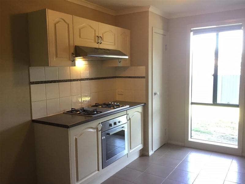 8 Kingsdale Crescent, Pakenham VIC 3810