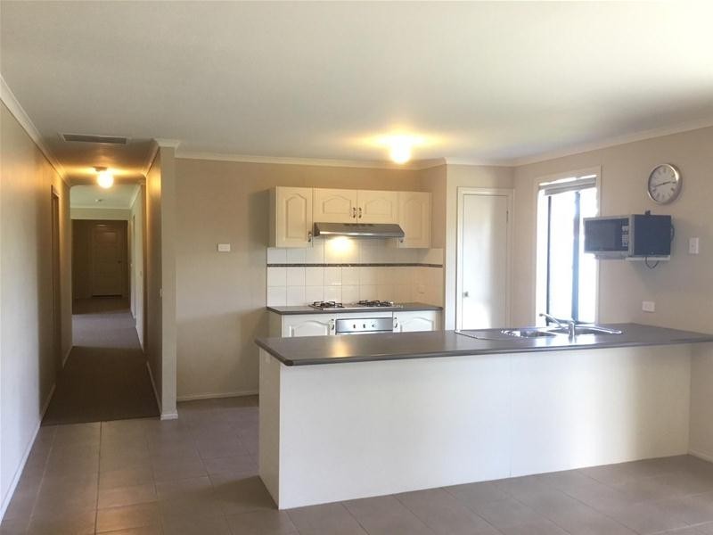 8 Kingsdale Crescent, Pakenham VIC 3810