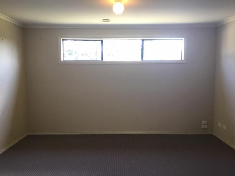 8 Kingsdale Crescent, Pakenham VIC 3810