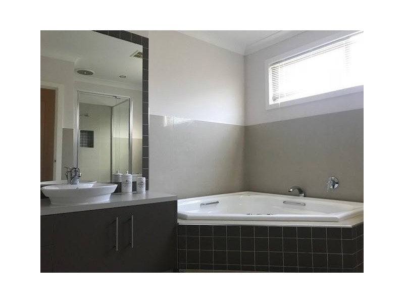 16 Riviera Drive, Berwick VIC 3806