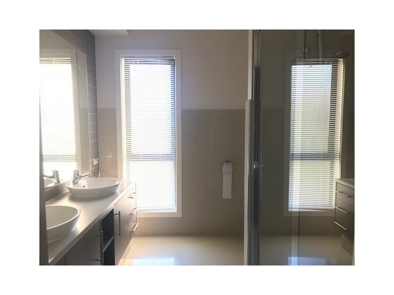 16 Riviera Drive, Berwick VIC 3806