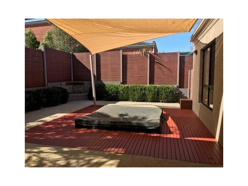 16 Riviera Drive, Berwick VIC 3806