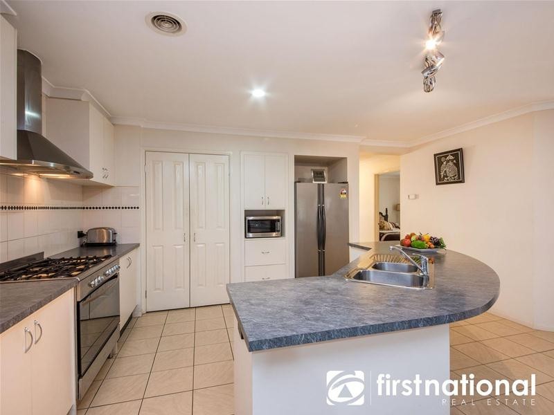 34 Baynton Crescent, Lynbrook VIC 3975