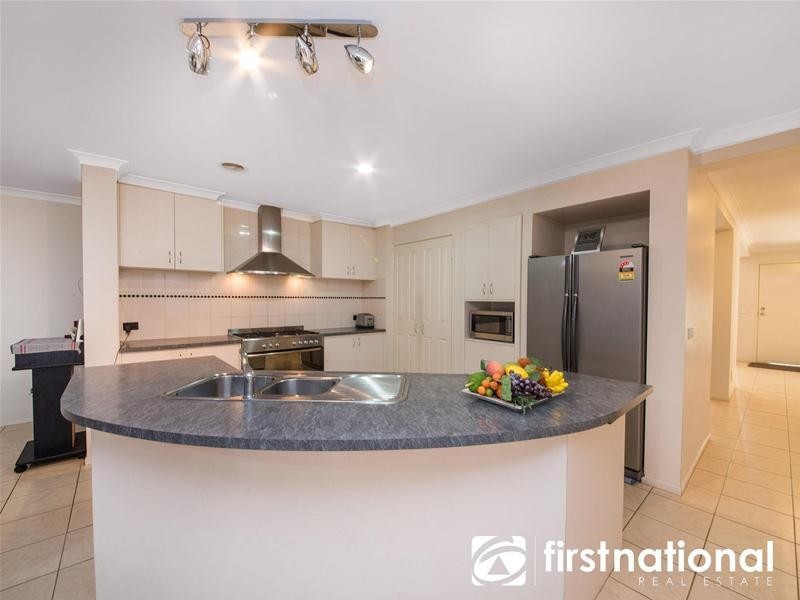 34 Baynton Crescent, Lynbrook VIC 3975