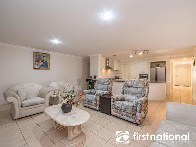 34 Baynton Crescent, Lynbrook VIC 3975