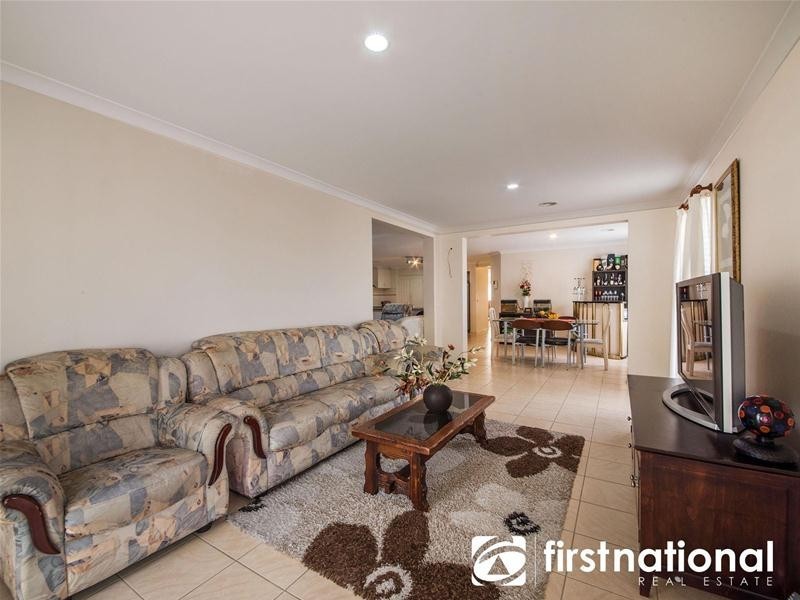 34 Baynton Crescent, Lynbrook VIC 3975