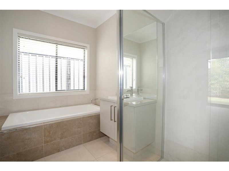 16 Holsteiner Terrace, Clyde North VIC 3978