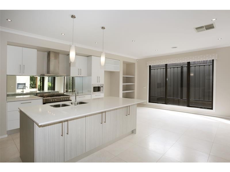 16 Holsteiner Terrace, Clyde North VIC 3978