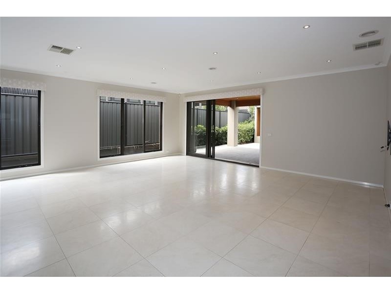 16 Holsteiner Terrace, Clyde North VIC 3978