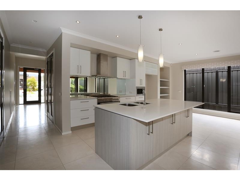 16 Holsteiner Terrace, Clyde North VIC 3978