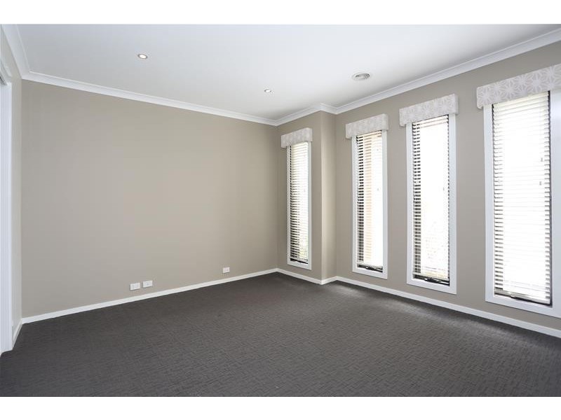 16 Holsteiner Terrace, Clyde North VIC 3978