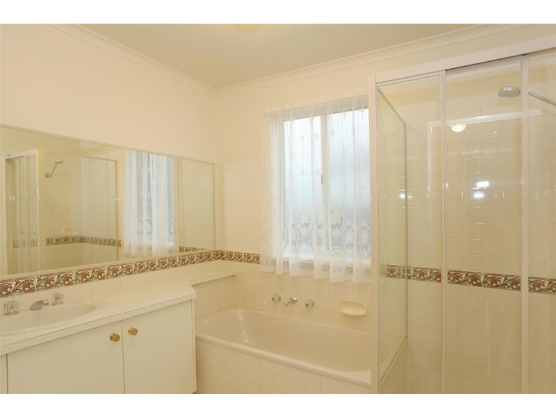 8 Emma Court, Berwick VIC 3806