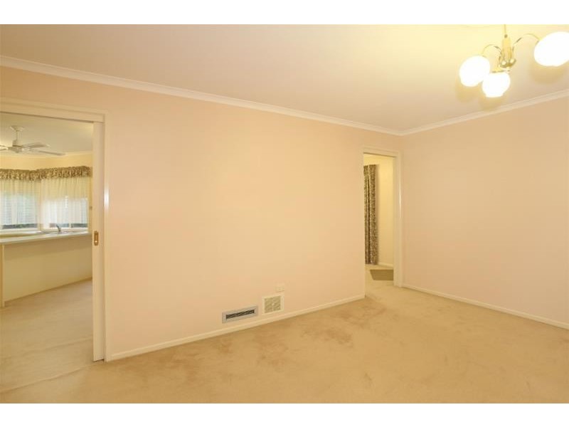 8 Emma Court, Berwick VIC 3806