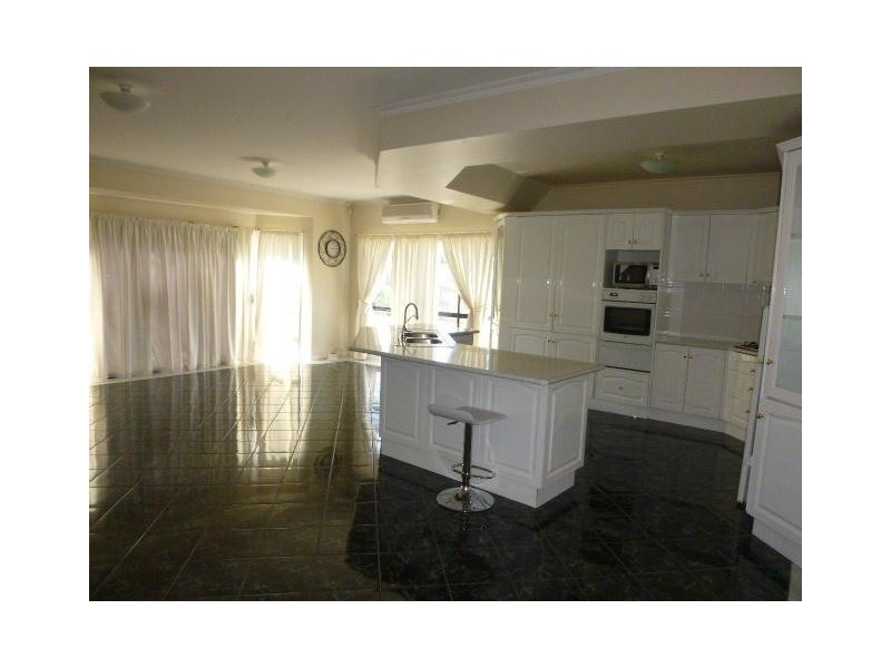 49 John Edgcumbe Way, Endeavour Hills VIC 3802