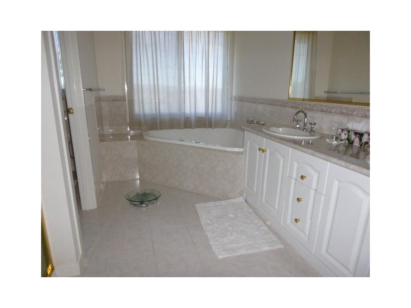 49 John Edgcumbe Way, Endeavour Hills VIC 3802