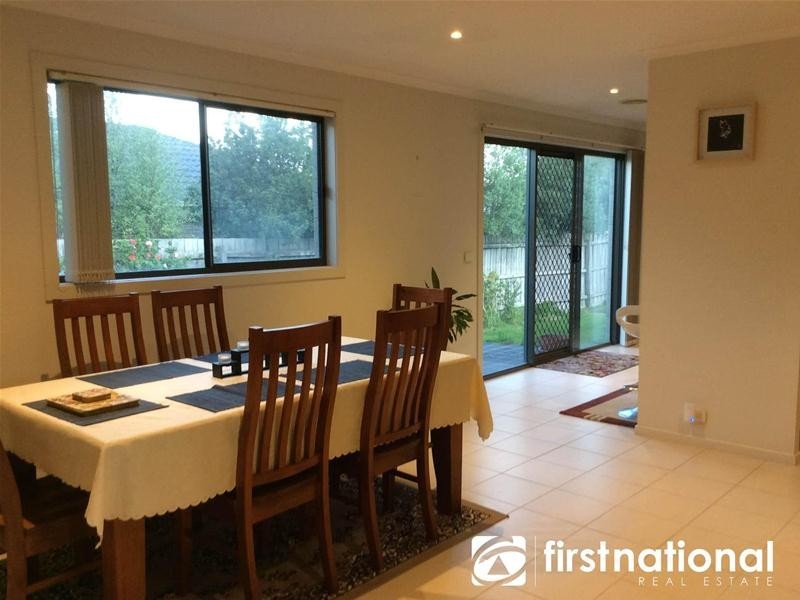 11 Hollington Way, Berwick VIC 3806