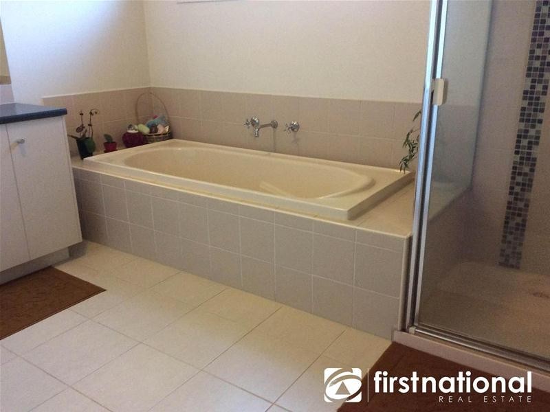 11 Hollington Way, Berwick VIC 3806