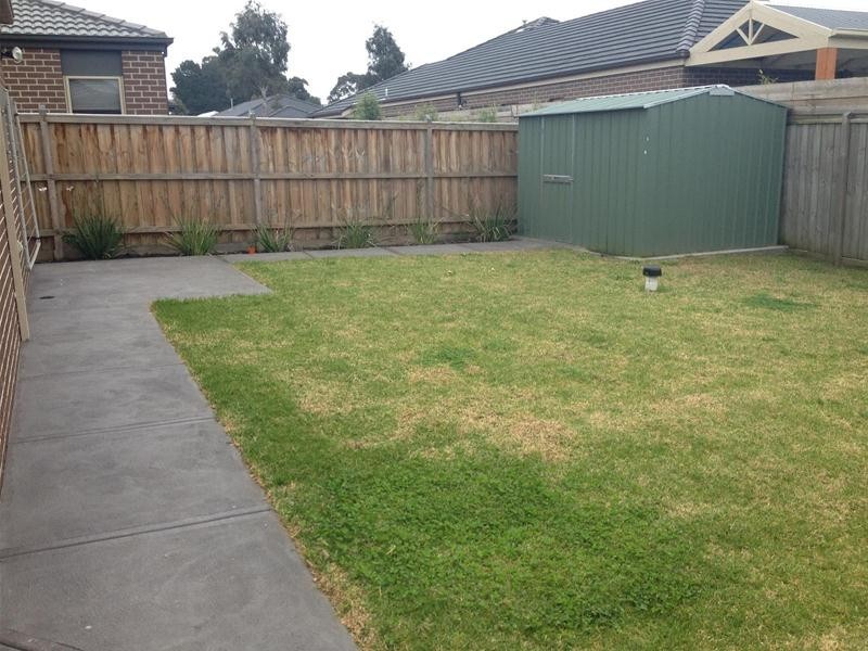 18 Blackledge Drive, Cranbourne East VIC 3977